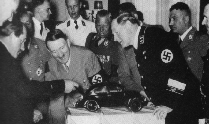 Hitler et la Coccinelle de Volkswagen