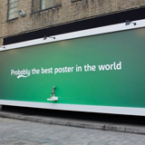 Carlsberg crée une affiche qui offre de la bière aux passants